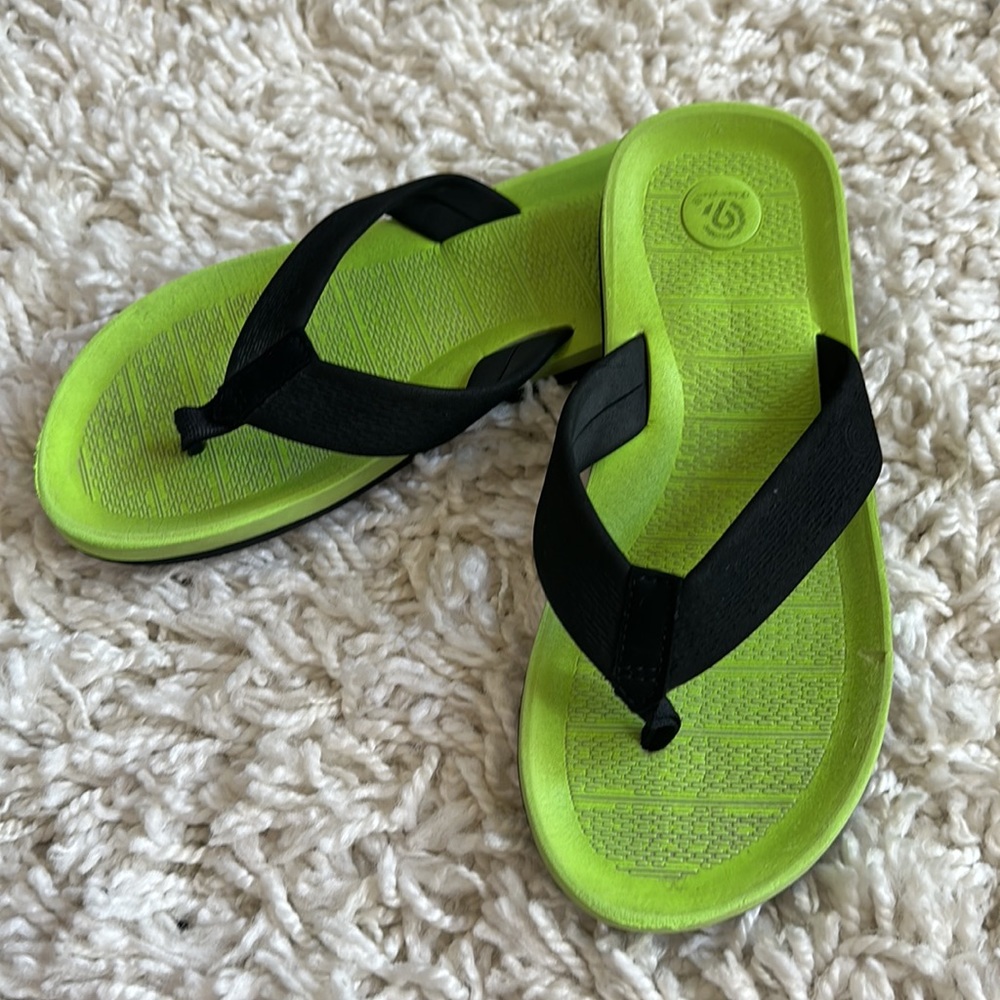Champion Green Flip Flops Youth Size 5 Shoe